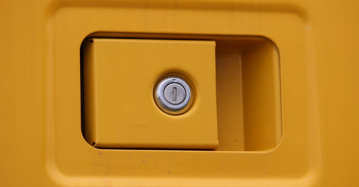 front door lock key — מנעולן בפתח תקווה